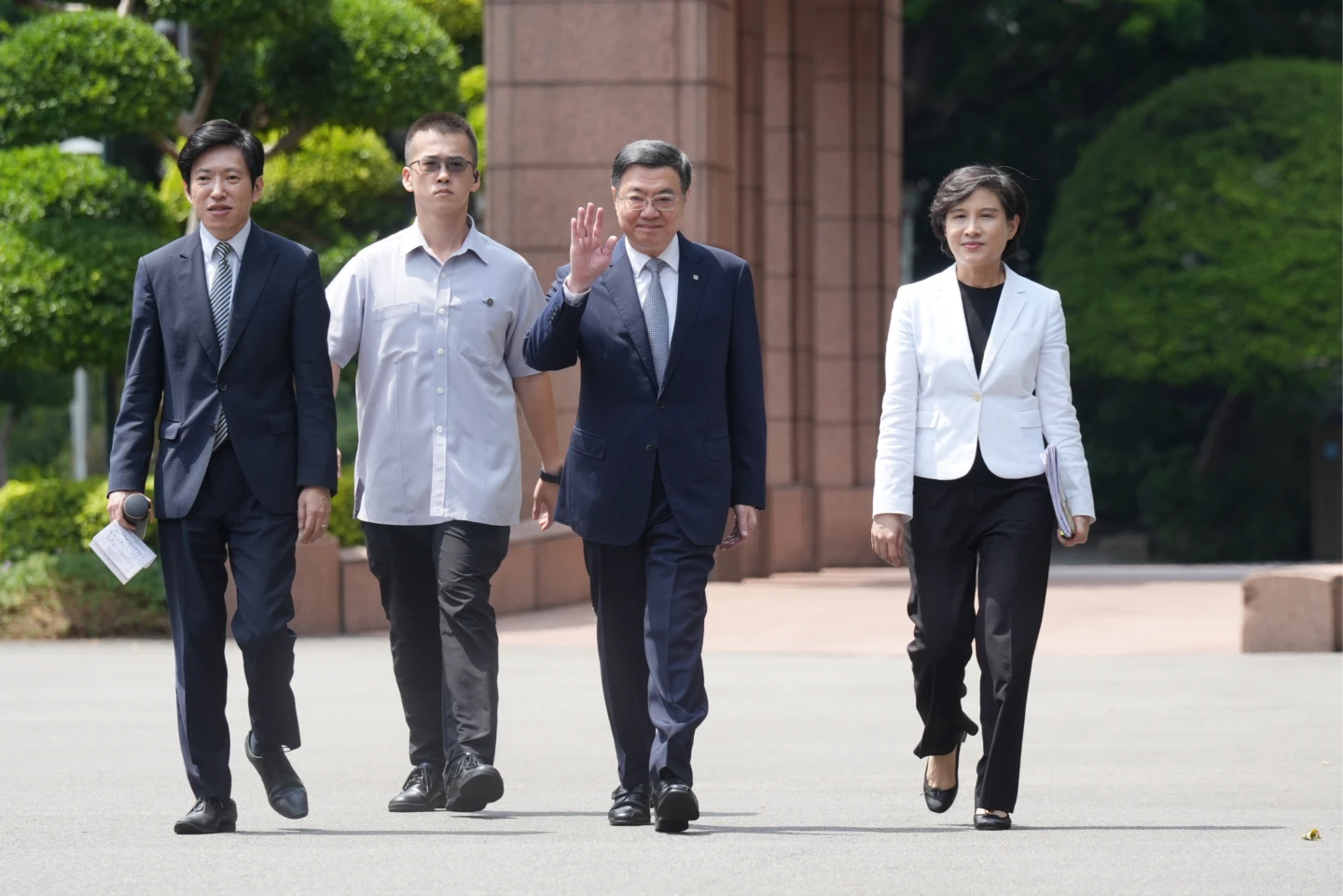 正副閣揆卓榮泰、鄭麗君、秘書長張惇涵近中午結束跟11縣市長會議,步出行政大樓。陳卓邦攝