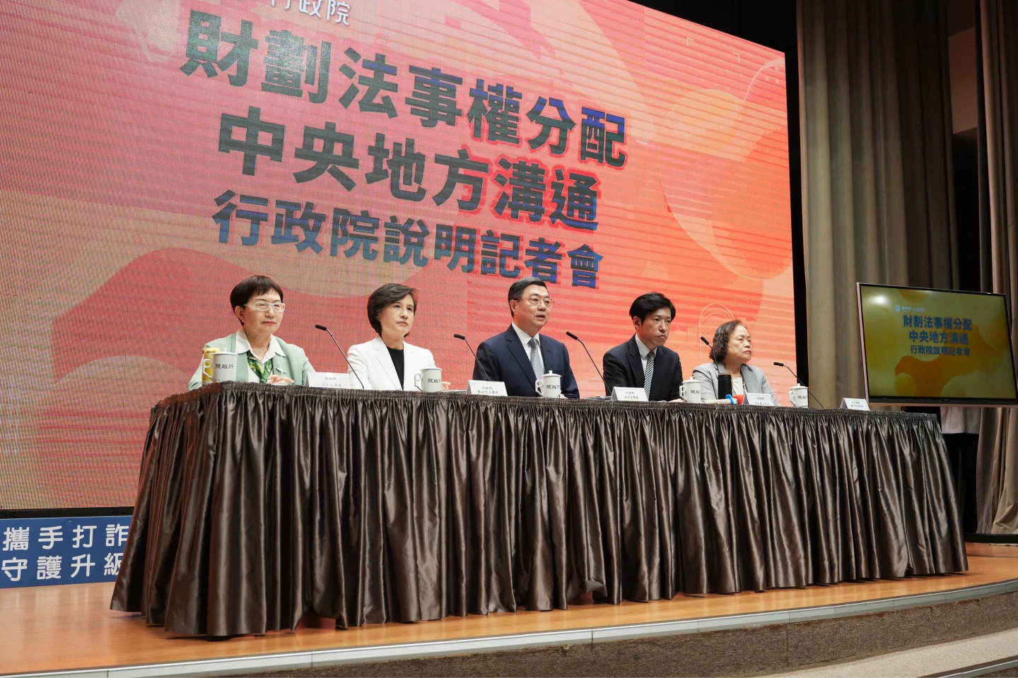行政院長卓榮泰中午親自召開記者會,說明上午場討論結果。陳卓邦攝
