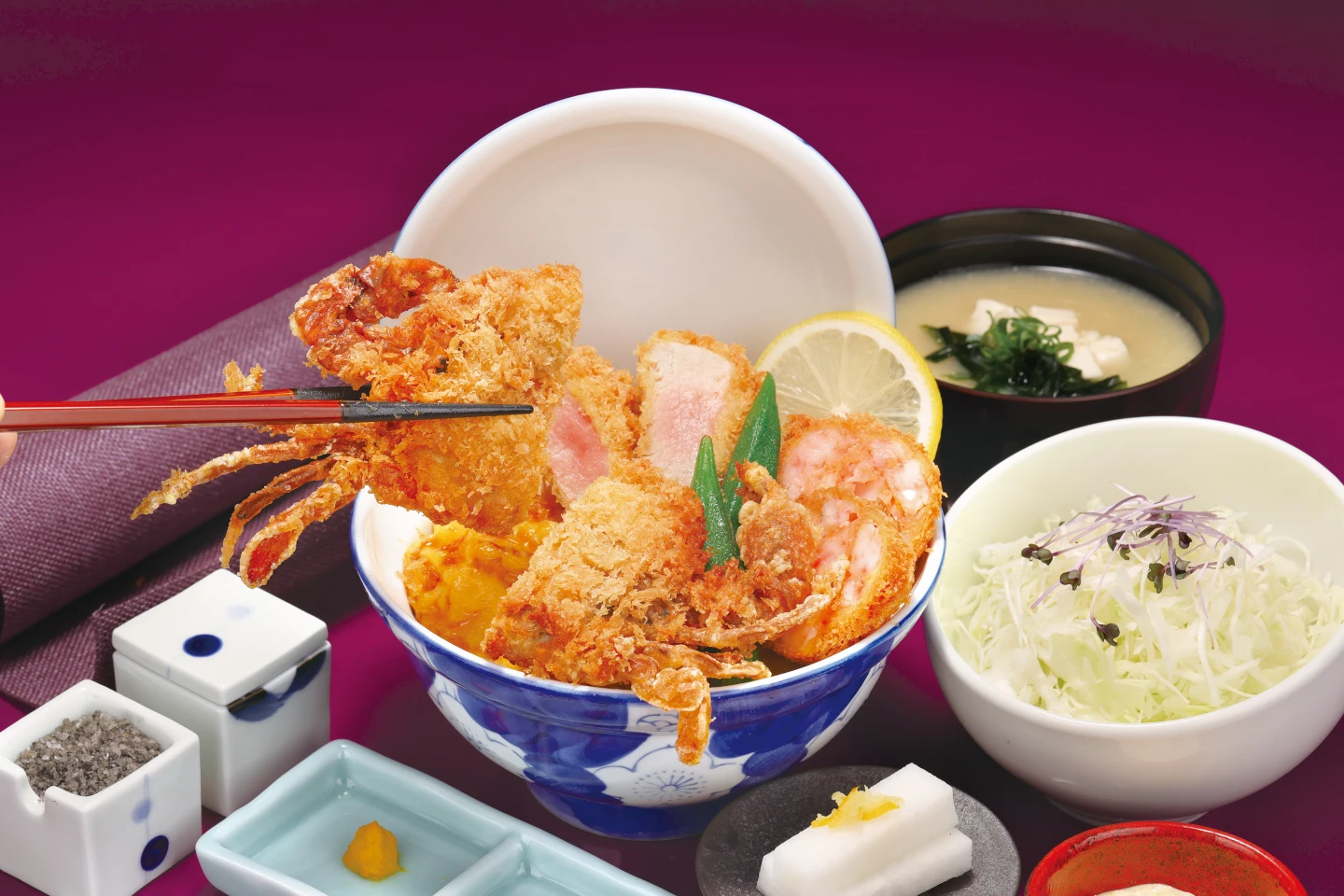 勝急-極上軟殼蟹海陸豬排丼飯套餐 490元。慕里諾集團提供