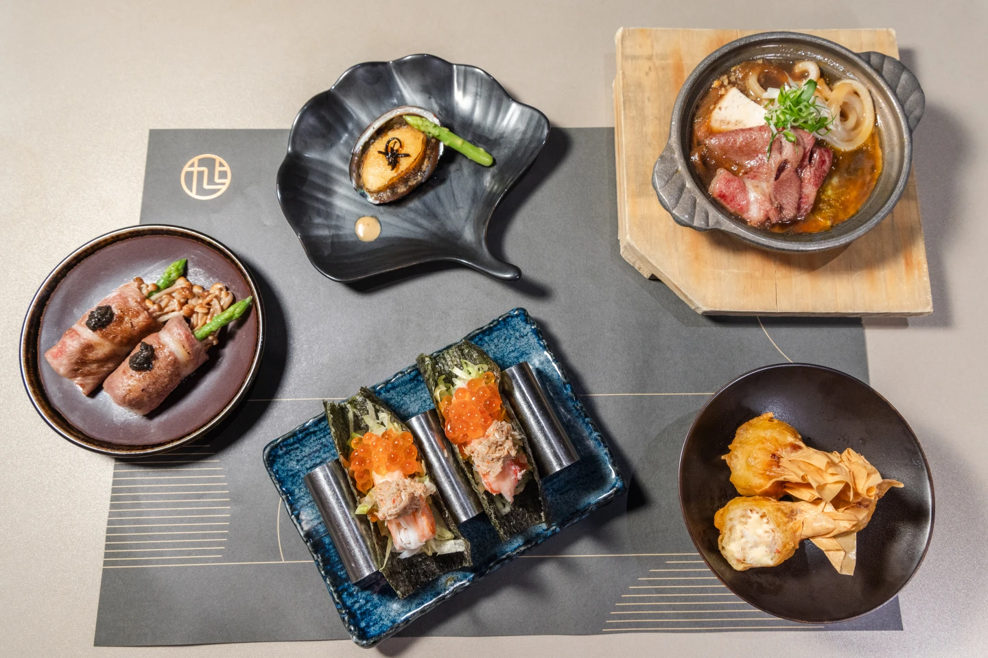 秋日饗宴限定料理:蟹膏蟹肉鮭卵手捲、香穗雪蟹茶巾揚、嫩煎鮑魚佐蕈菇奶油醬、炙饌松露A5和牛卷、極上A5和牛壽喜燒。饗賓集團提供