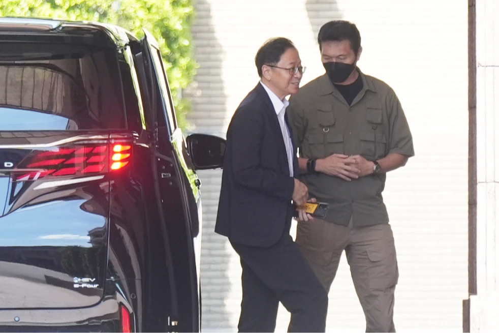 張善政也直接進入行政大樓,未走向媒體。陳卓邦攝