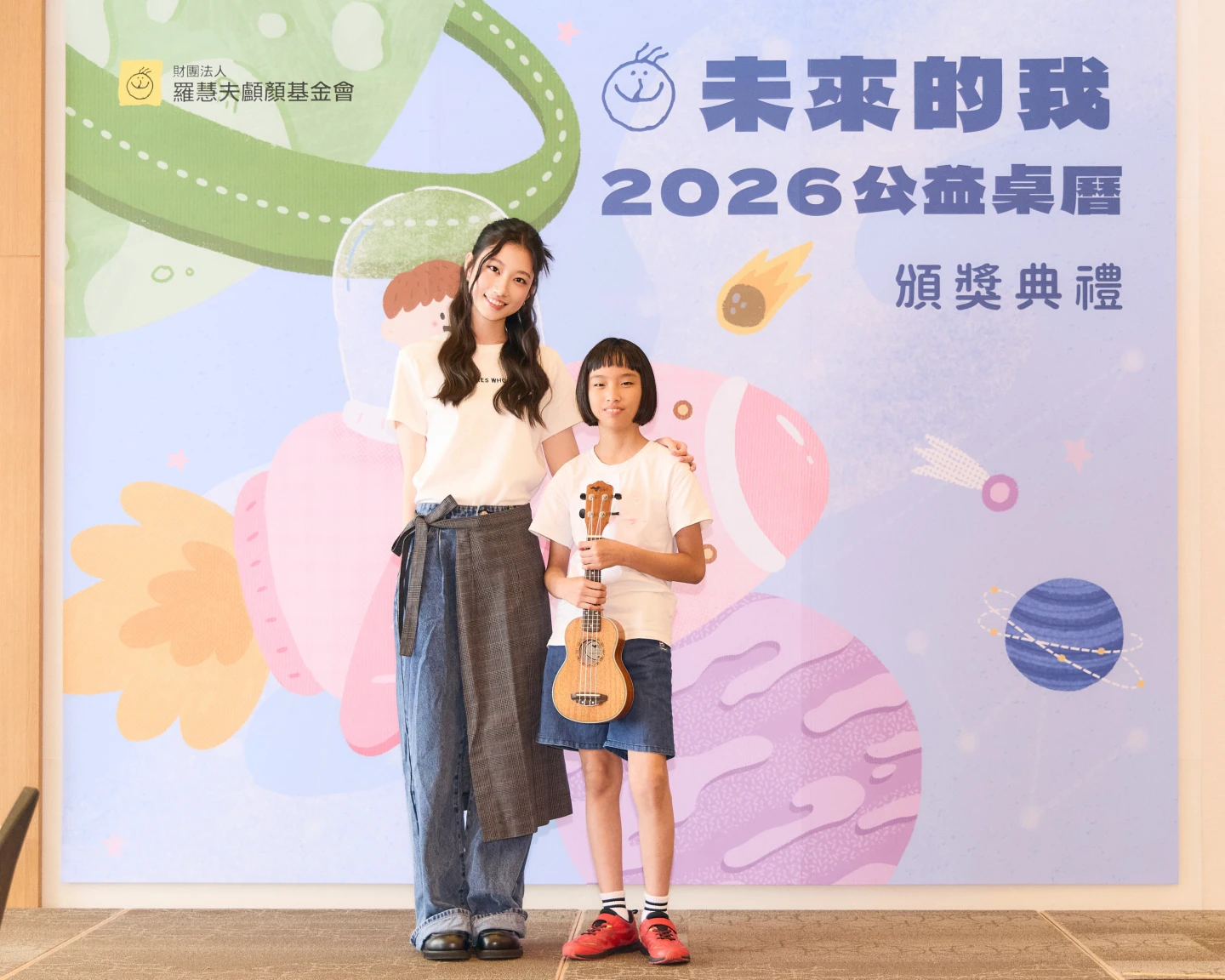 熱愛打擊樂、手語、客語、游泳和自學烏克麗麗的陳采欣(右),用創意與行動展現小耳症孩子有無限潛能。羅慧夫顱顏基金會提供
