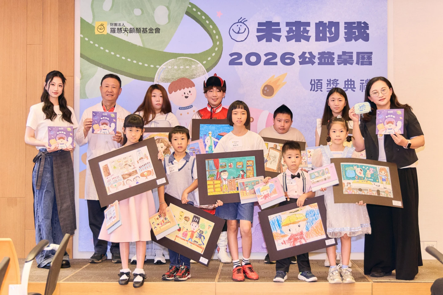 顧穎(後左)希望能用自己的方式支持,給予他們勇氣跟溫暖、把這份力量傳遞出去。羅慧夫顱顏基金會提供