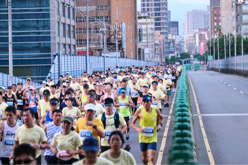 2025台北城市路跑賽14日在總統府前開跑,賽道路線要行經新生高架橋,對跑者來說是一大挑戰。中央社