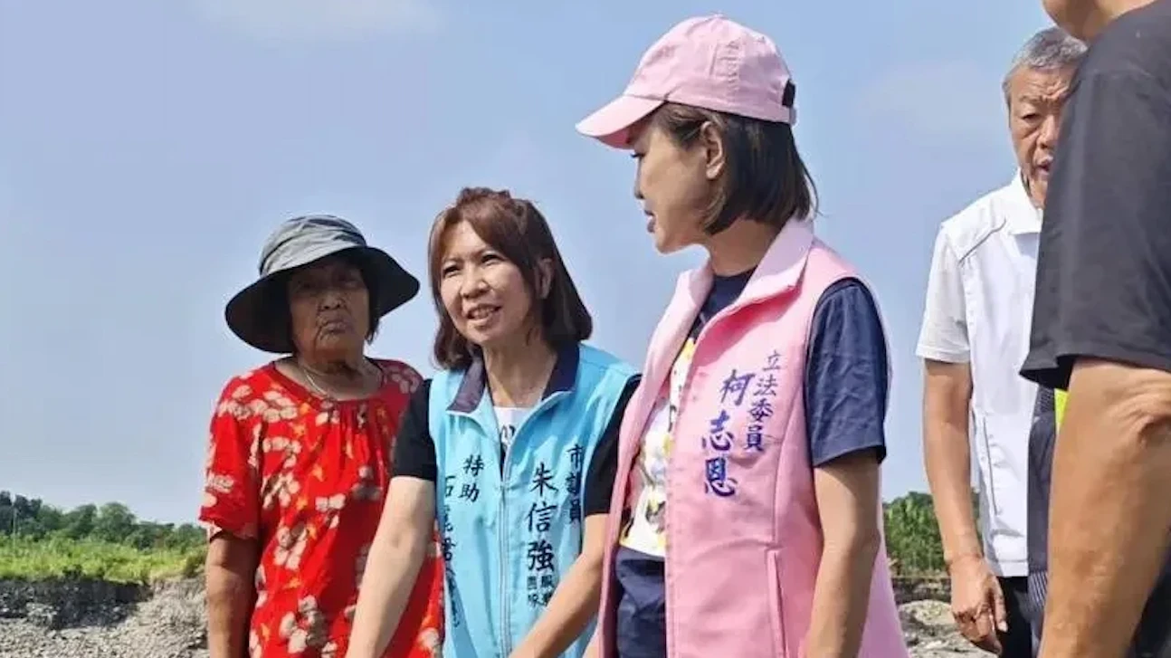 立委柯志恩與高雄市議員朱信強前助理石麗君,一同會勘美濃盜採案。民眾提供