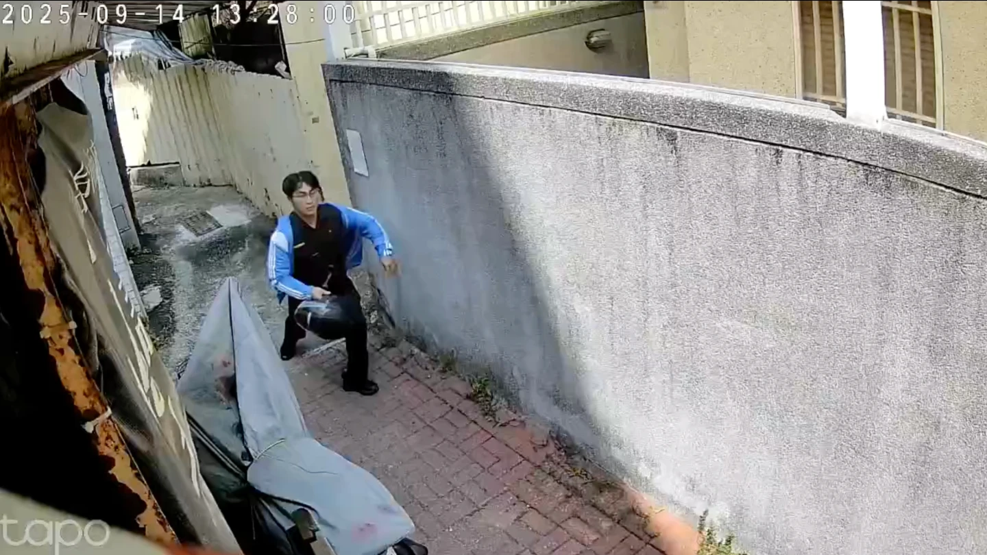 德高派出所長林海平追捕嫌犯楊姓男子。民眾提供