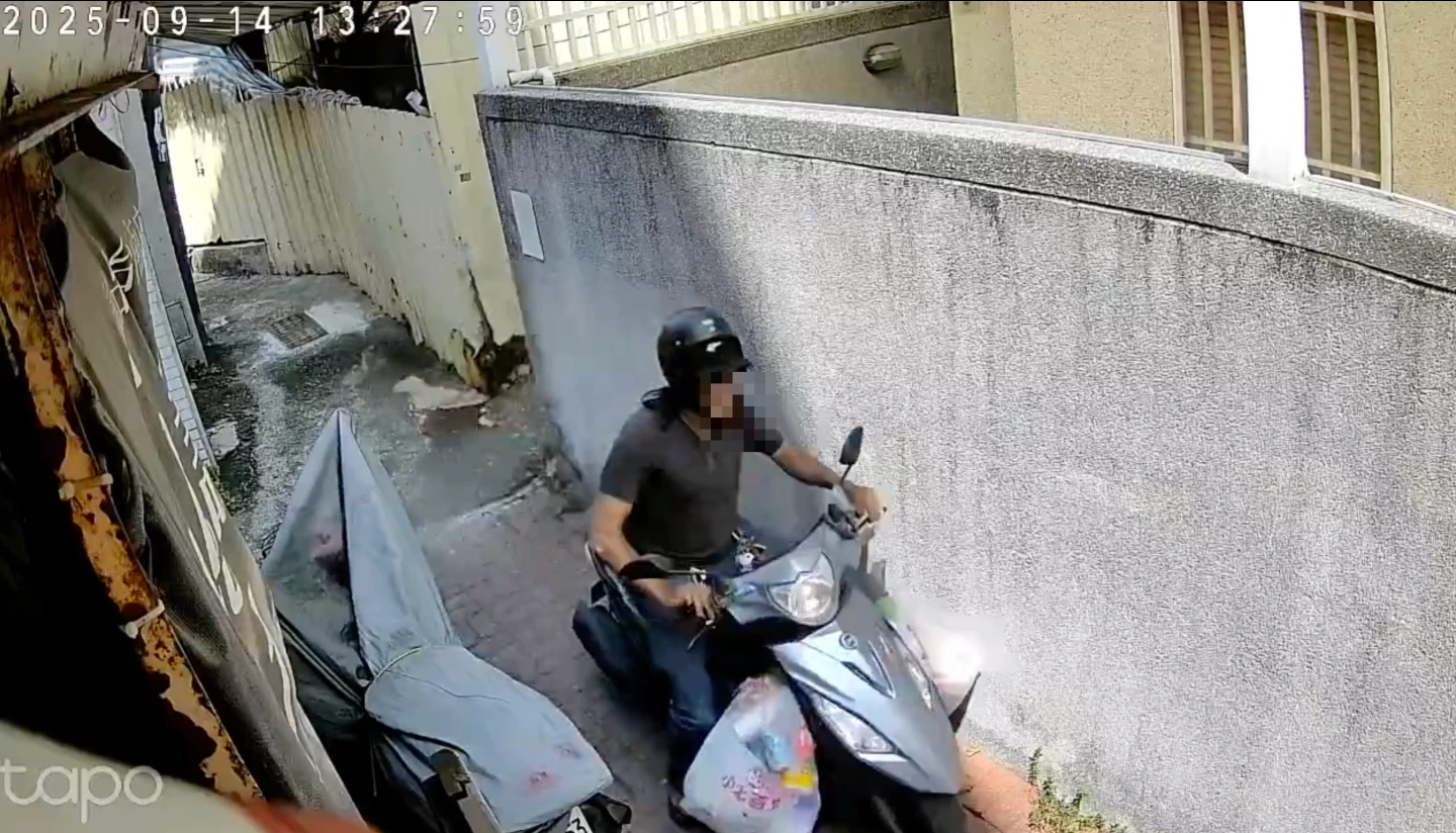 嫌犯楊姓男子騎車逃逸途中遇到警方追補。民眾提供