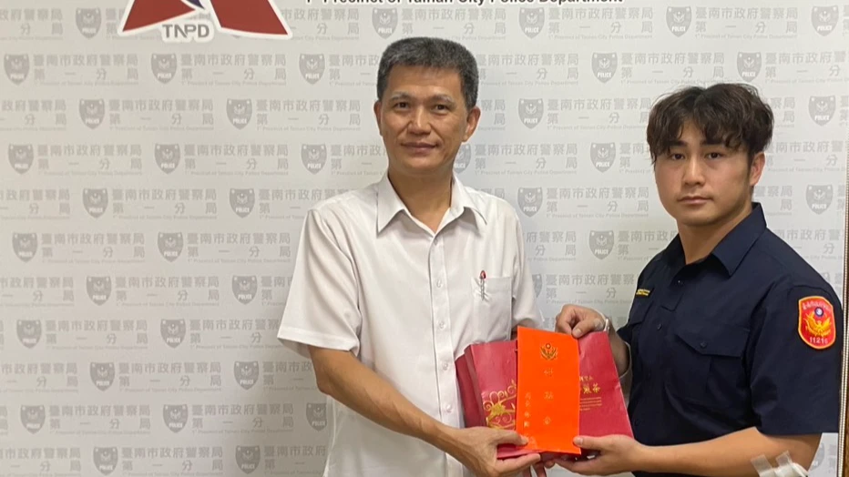 台南市警局長林國清接獲訊息,親自前往德高派出所慰問所長林海平。民眾提供
