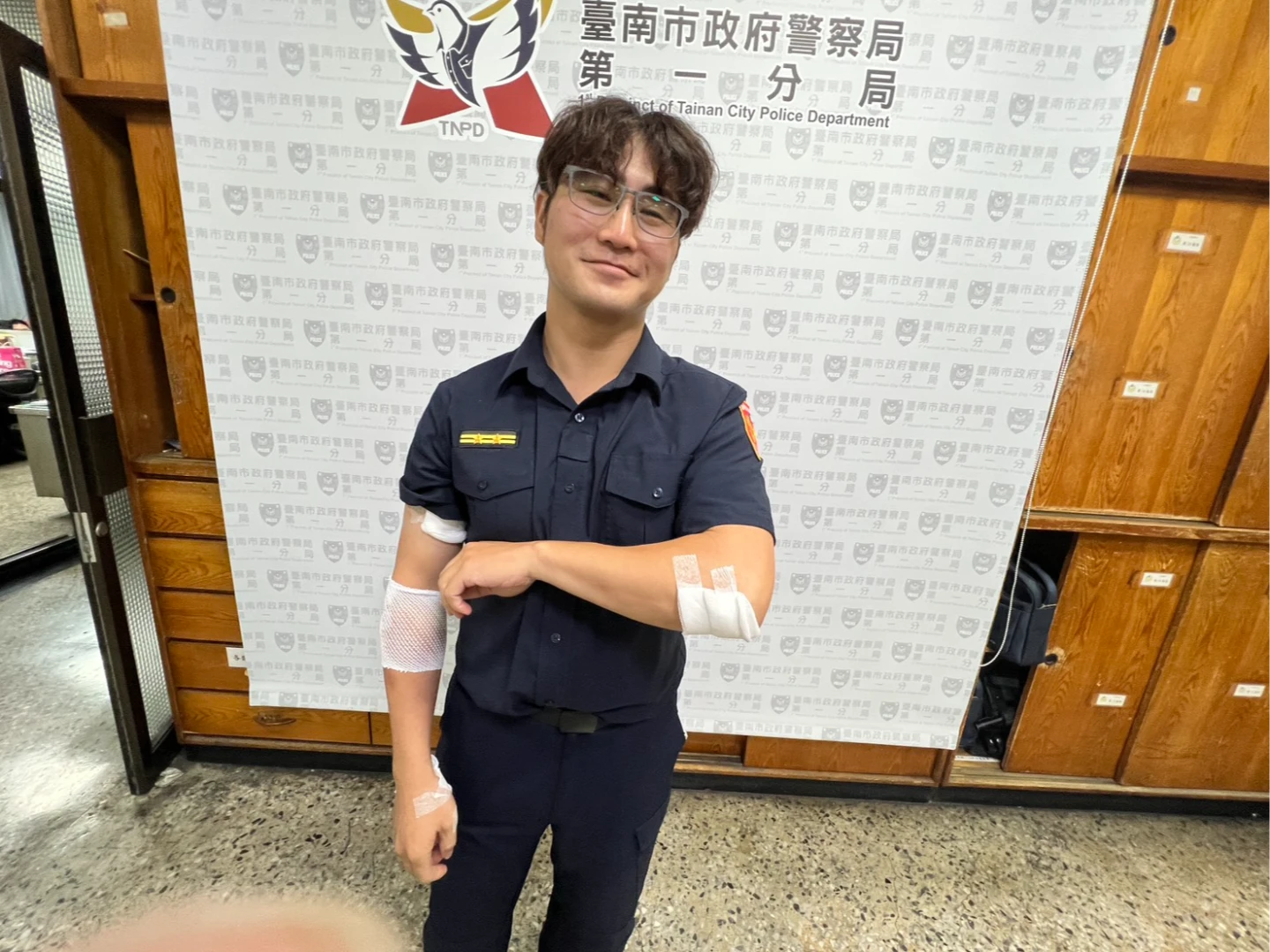 德高派出所長林海平追捕楊姓男子時,又必遭對方咬傷。民眾提供