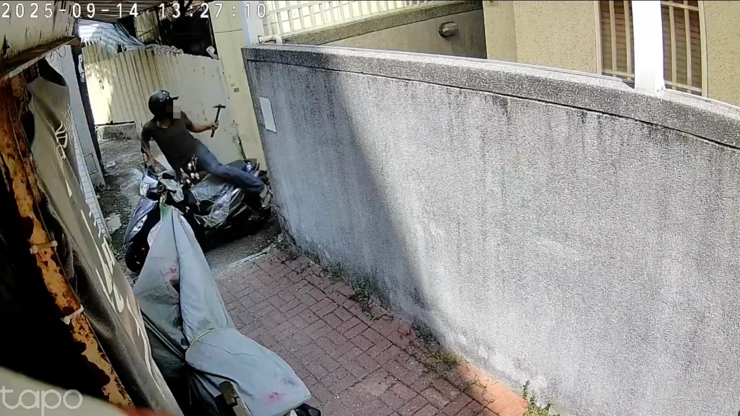 嫌犯楊姓男子遇到德高派出所長林海平追捕,竟舉起榔頭,作勢攻擊。民眾提供