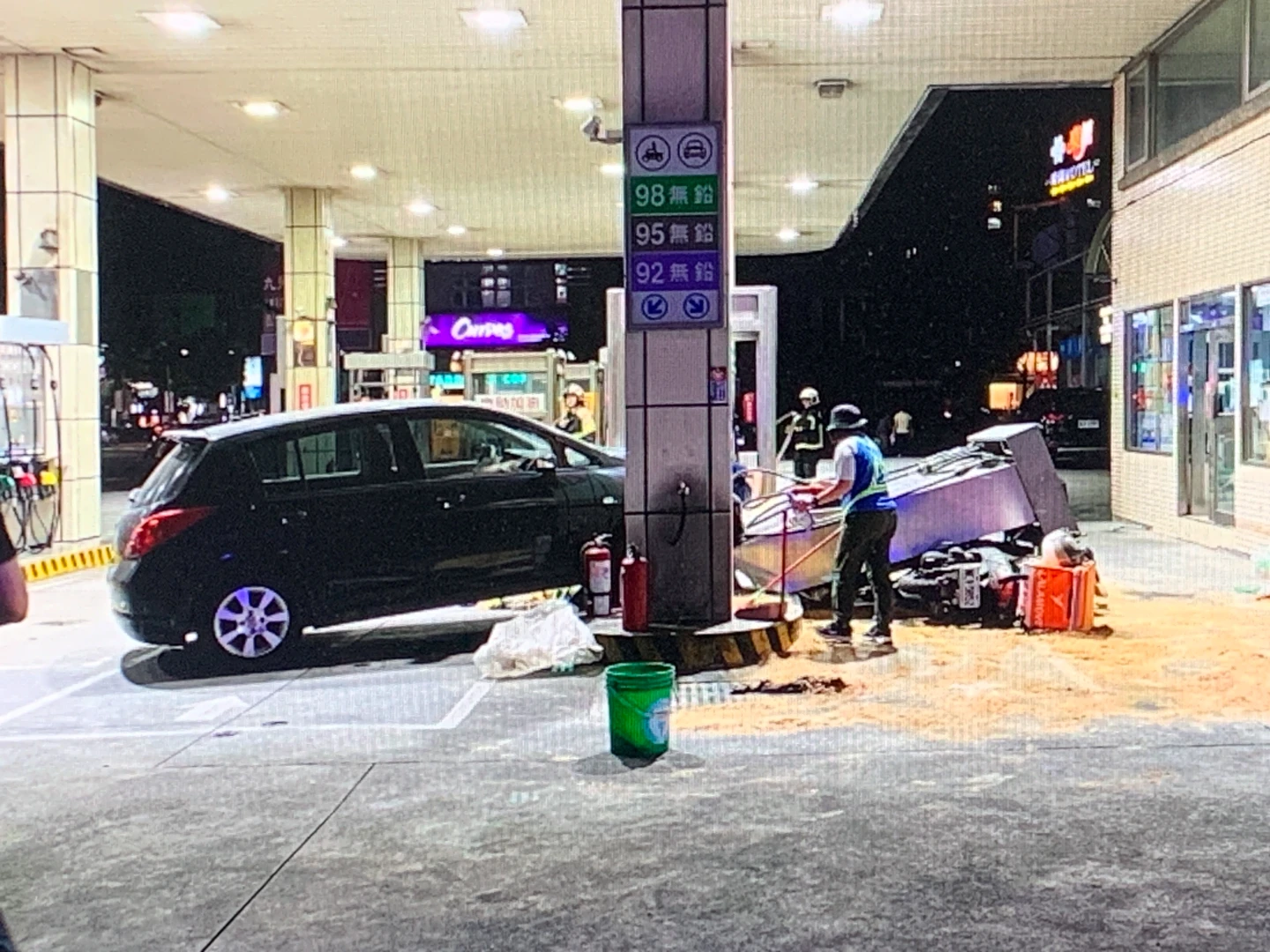桃園龜山昨晚發生汽車暴衝撞倒加油機意外。翻攝畫面