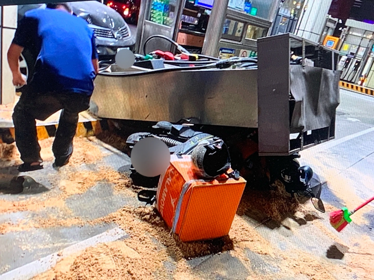 加油機被肇事車輛撞倒。翻攝畫面