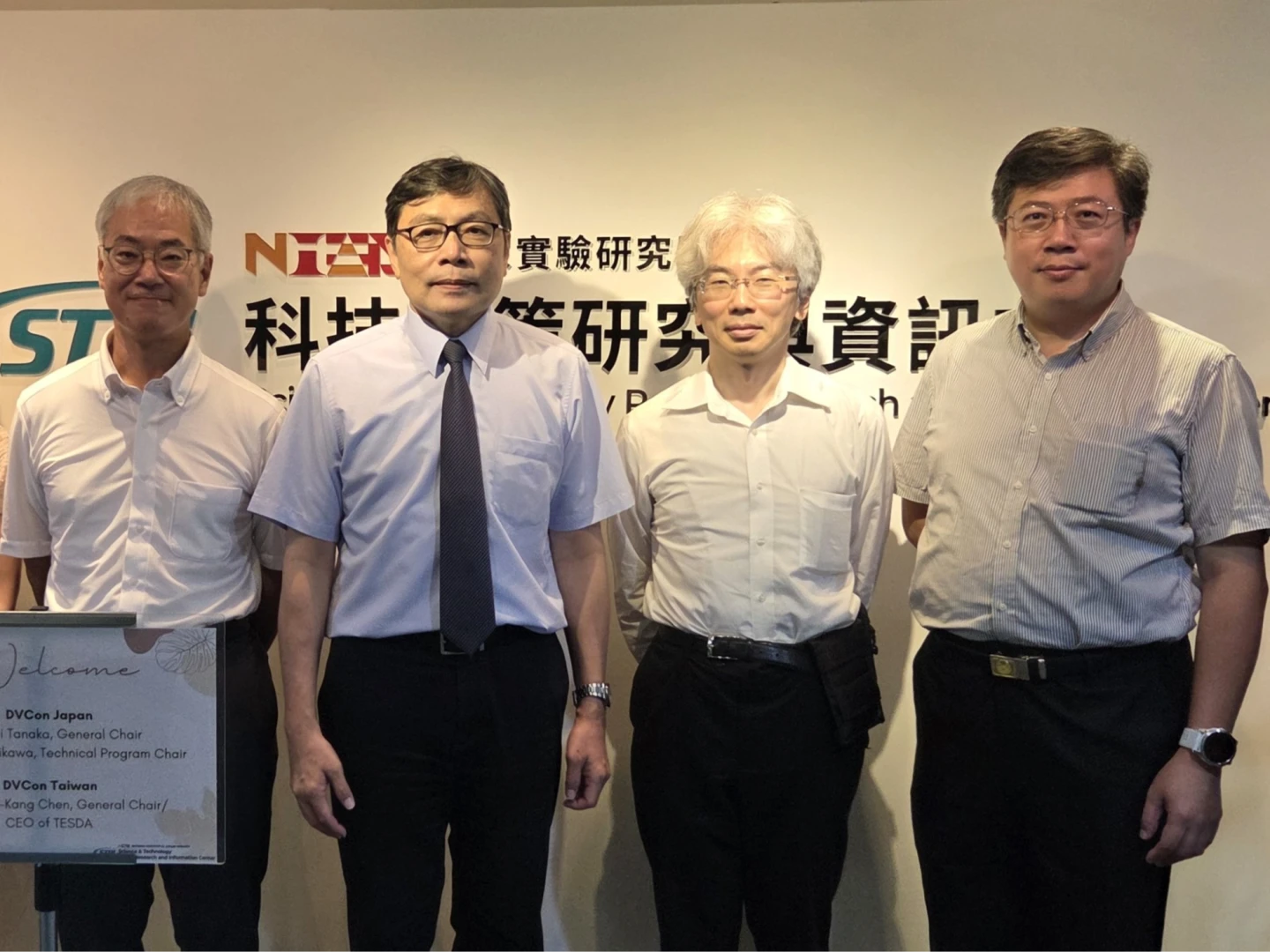 左起為DVCon Japan大會主席Genichi Tanaka、國研院科政中心主任黃錫瑜、DVCon Japan技術議程主席Takahide Yoshikawa與DVCon Taiwan大會主席陳紀綱。TESDA提供