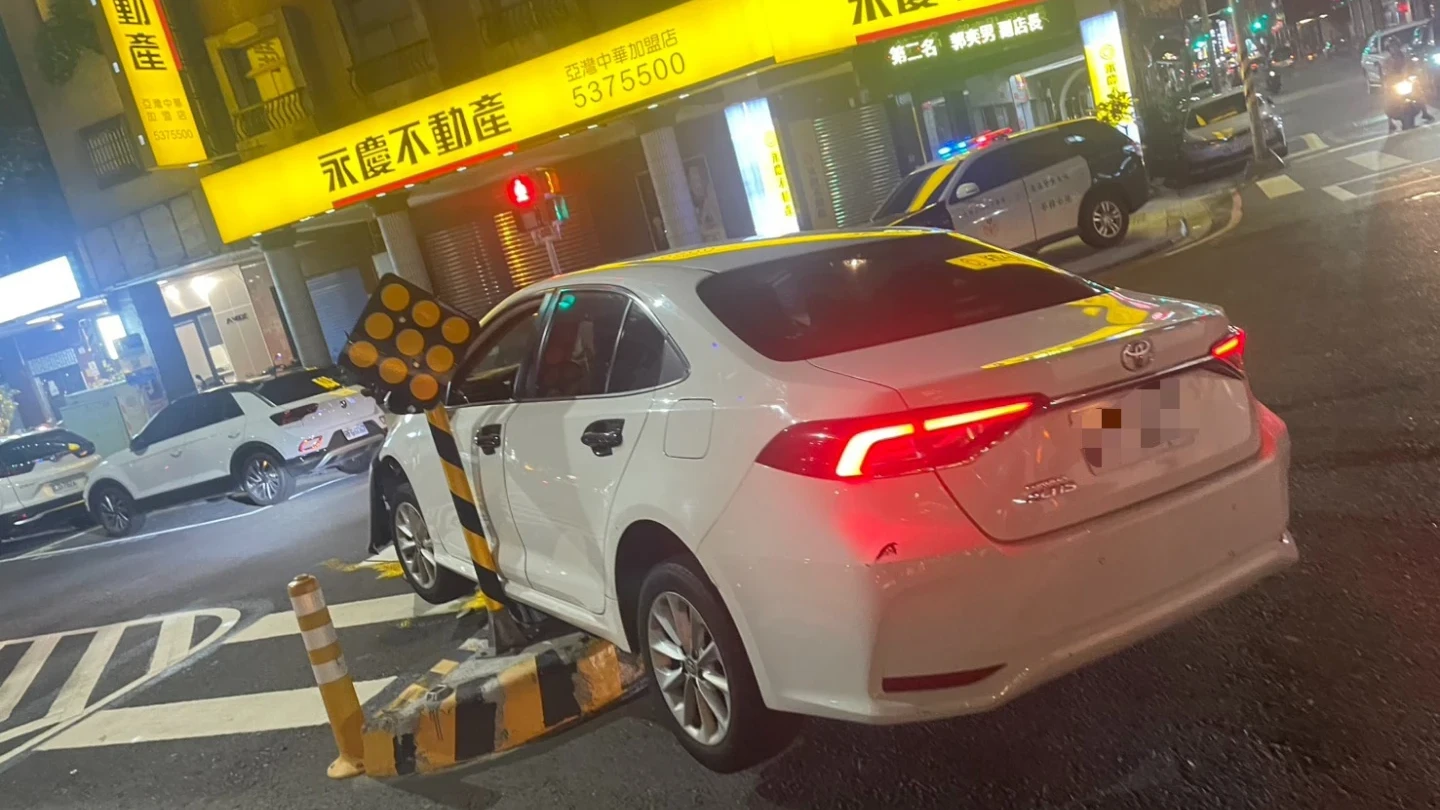 董姓男子駕車在高雄苓雅區中華四路、興中二路口左轉時,不慎撞上行人庇護島。民眾提供
