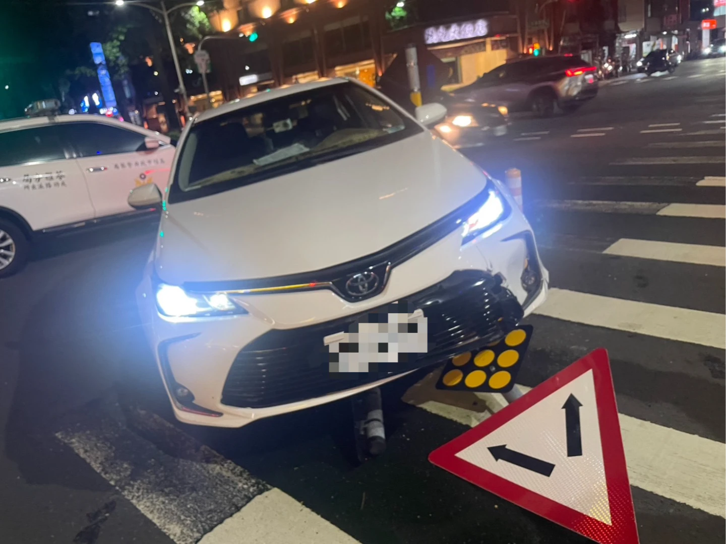 董姓男子前晚8時許,駕車在高雄苓雅區中華四路、興中二路口左轉時,不慎撞上行人庇護島,庇護島的反光指示板被撞歪,幸未造成傷亡。民眾提供