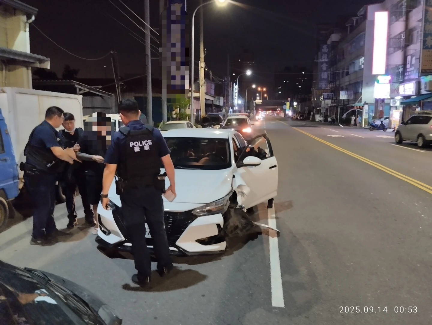 陳姓男子駕車逆向撞擊路燈,車頭左前方受損。民眾提供