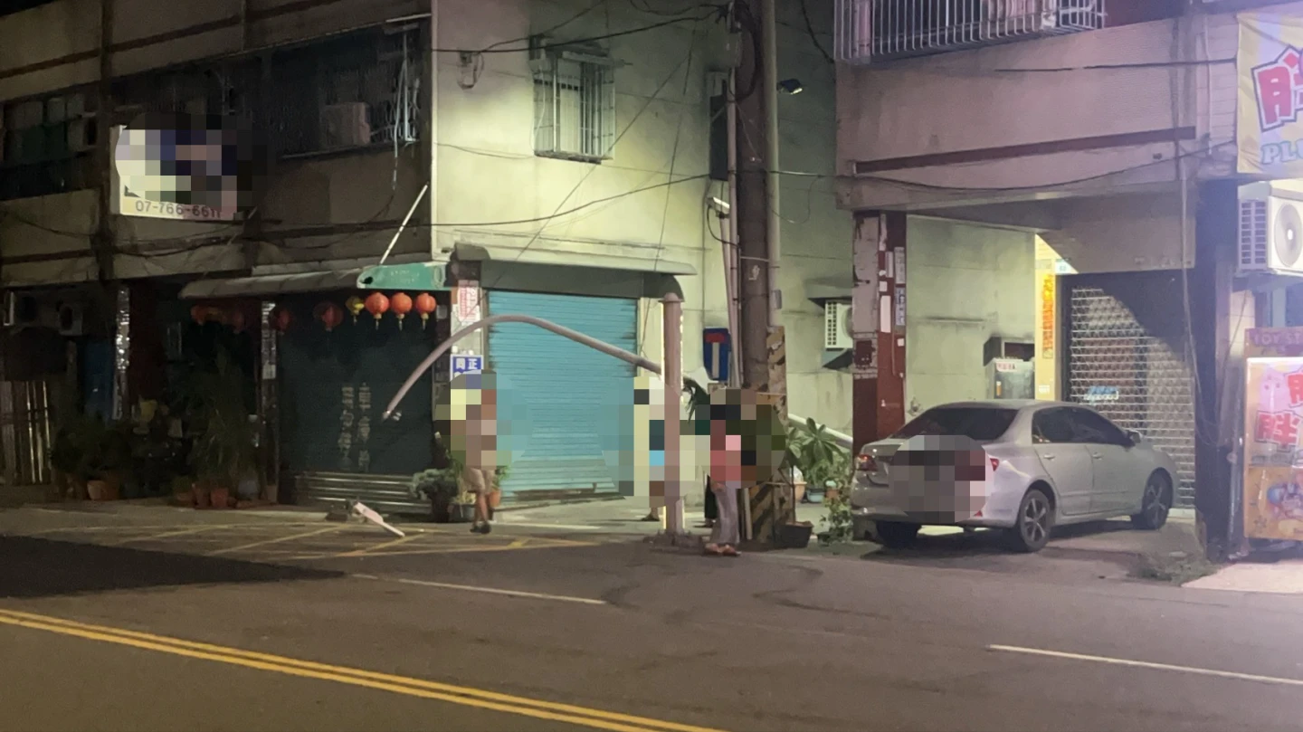 高雄陳姓男子今天凌晨,駕車行經鳳山區五甲二路,突然逆向自撞路燈,燈桿遭撞後呈90度彎腰狀。民眾提供
