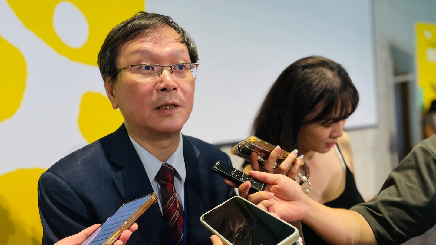 衛福部次長莊人祥(左)回應民團對加熱菸開放的質疑。賴昀岫攝
