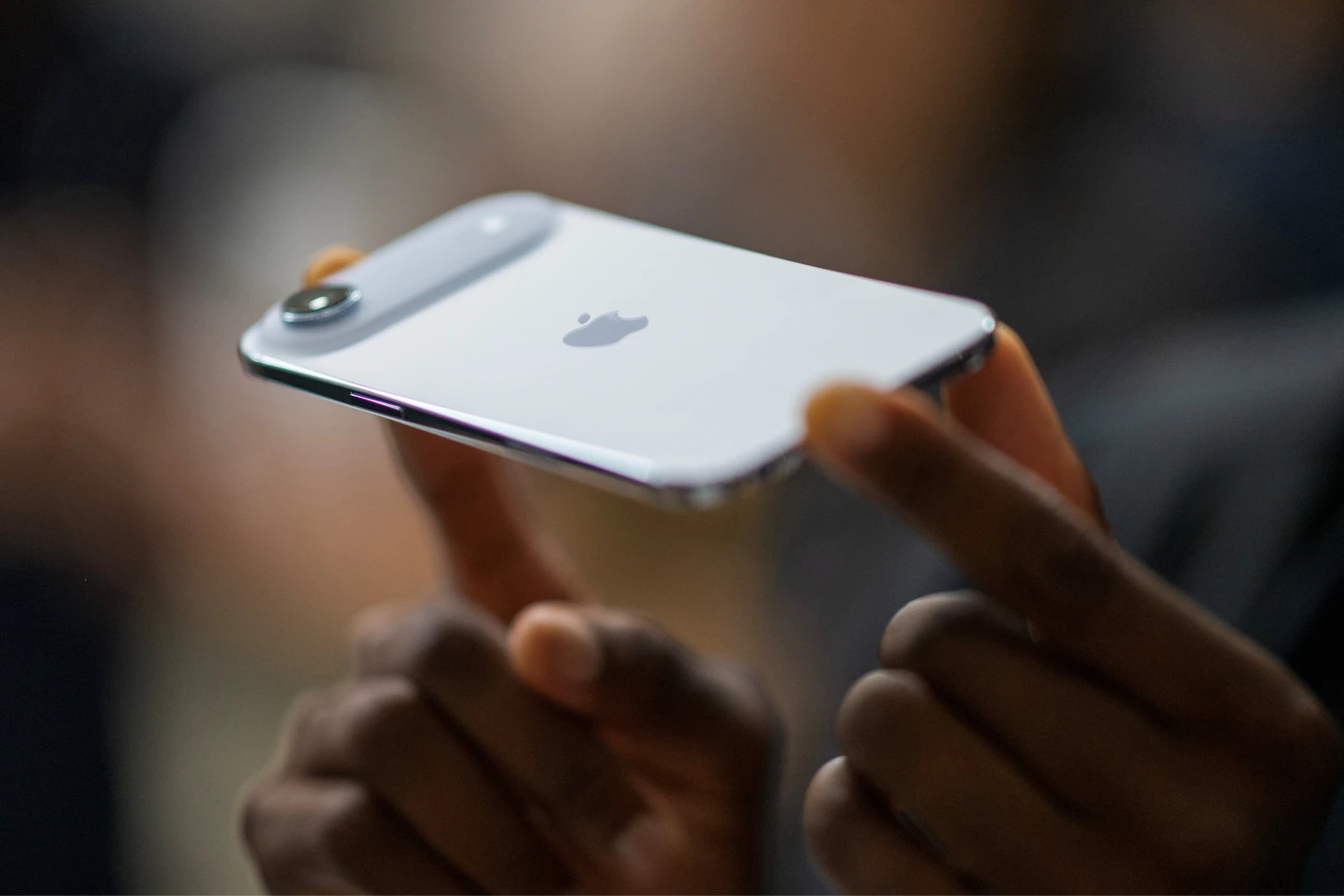 蘋果最新iPhone Air僅有一顆主鏡頭,但首見完整「人像模式」。法新社