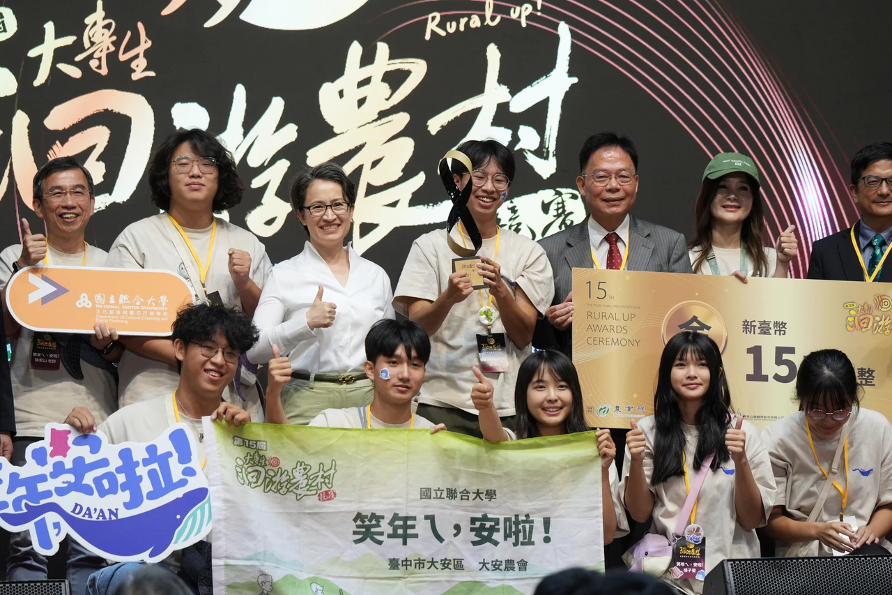 副總統蕭美琴親頒本屆金獎作品,國立聯合大學「笑年ㄟ,安啦!」。葉志明攝