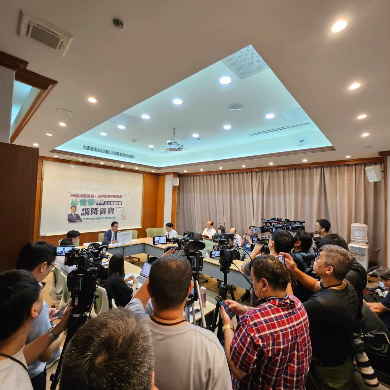 民進黨立委林俊憲呼籲三大電信業者調降5G資費,業者享補助,目前用戶普及率不到4成。取自FB@林俊憲