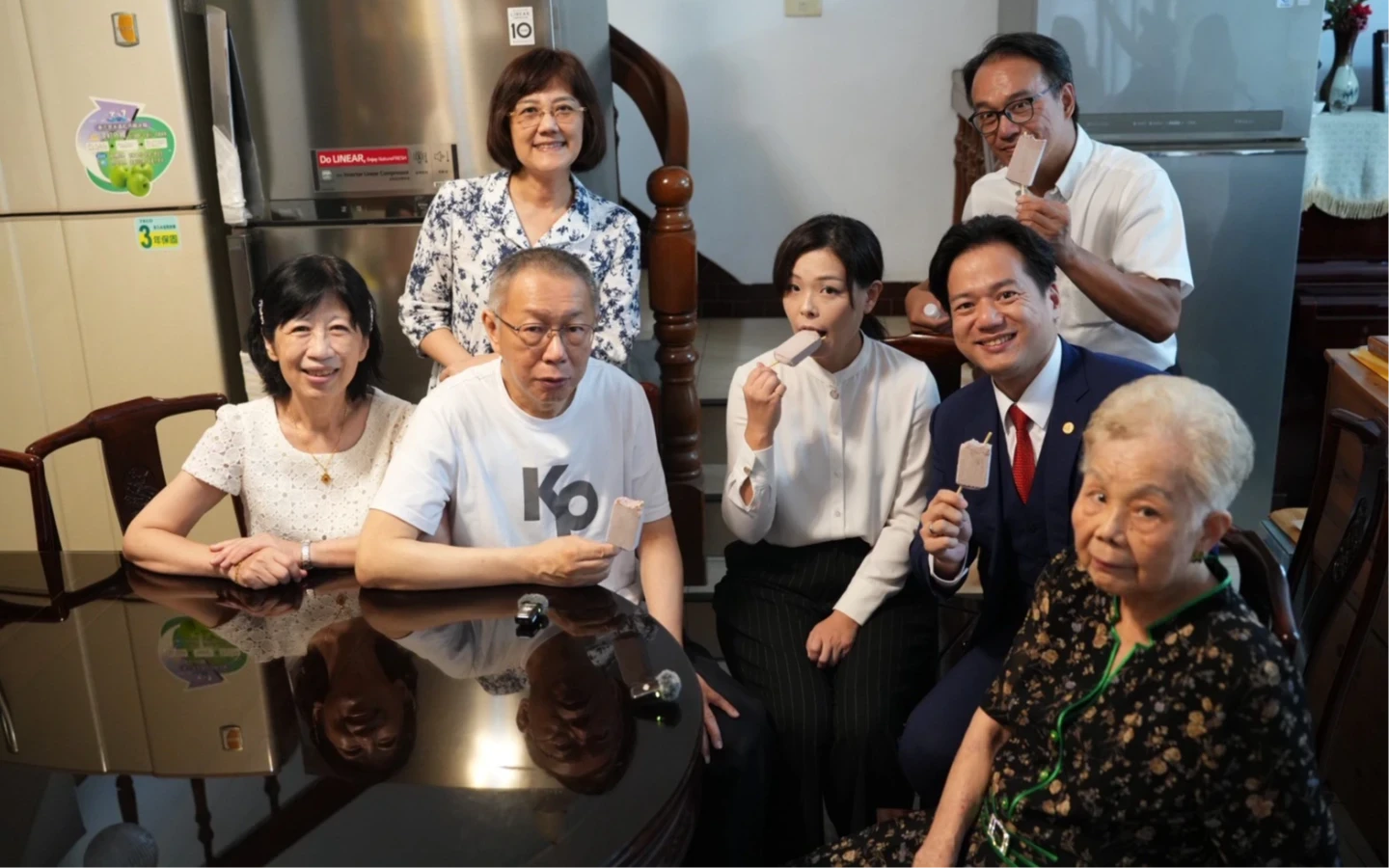日前柯文哲獲交保後,偕妻陳佩琪返回新竹老家,與柯母何瑞英、妹妹柯美蘭團聚開心吃「814冰棒」,被停職的新竹市長高虹安、新竹市代理市長邱臣遠也同聚。民眾黨提供