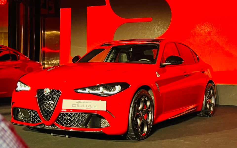 Alfa Romeo重返台灣市場,旗下轎跑車款Giulia標誌性的盾型V字蛇紋仕樣水箱護罩家族設計語彙。。取自FB@Andy老爹