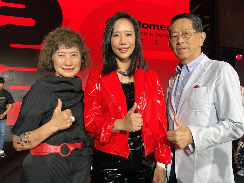 義大利汽車品牌Alfa Rome睽違18年,15日宣布重返台灣市場,與母公司斯特蘭蒂斯集團(Stellantis)合作的尚騰汽車集團董事長高易誼(中)、以及父親義美董事長高志尚(右)、母親尚鵬汽車董事長歐瑞雲(左),難得同時現身合影。 中央社