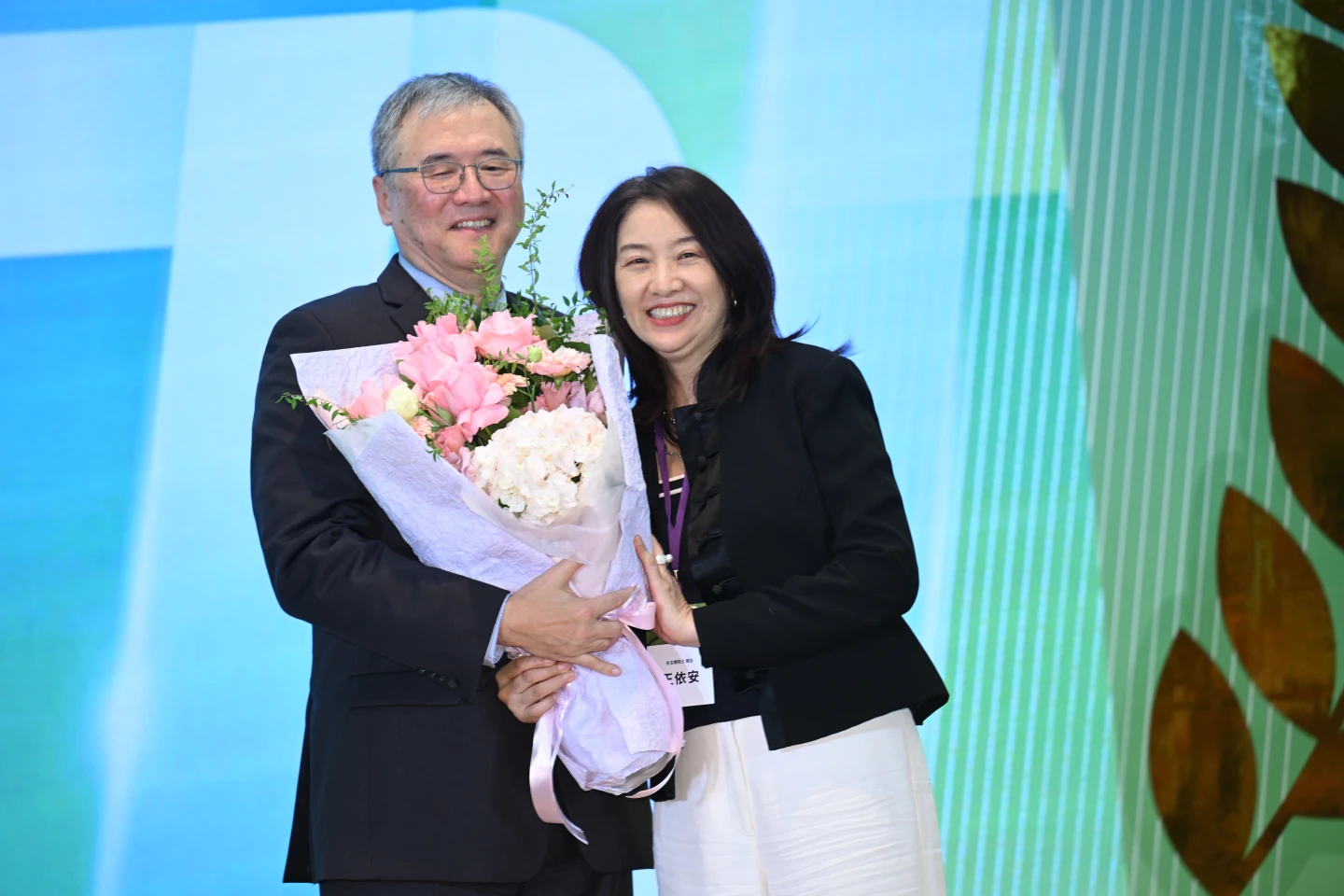 台積電夫妻檔同台！米玉傑獲頒工研院士　太太獻花甜蜜放閃