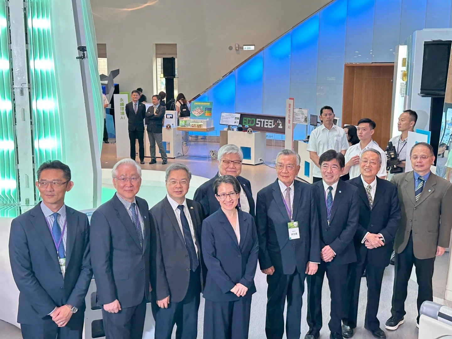 蕭美琴副總統(中)及台積電董事長魏哲家(中後)、經濟部長龔明鑫(左三)、總統府資政林信義(右四)、宏碁創辦人施振榮(右二)、工研院院長劉文雄(右三)等。蕭文康攝