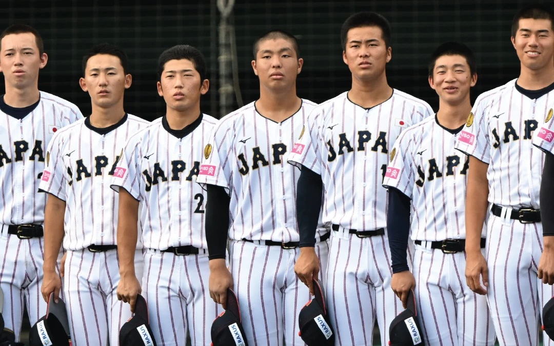 日本隊昨賽後雖然輸球,還是幫美國隊撿拾散落在球場上的寶特瓶。取自WBSC臉書