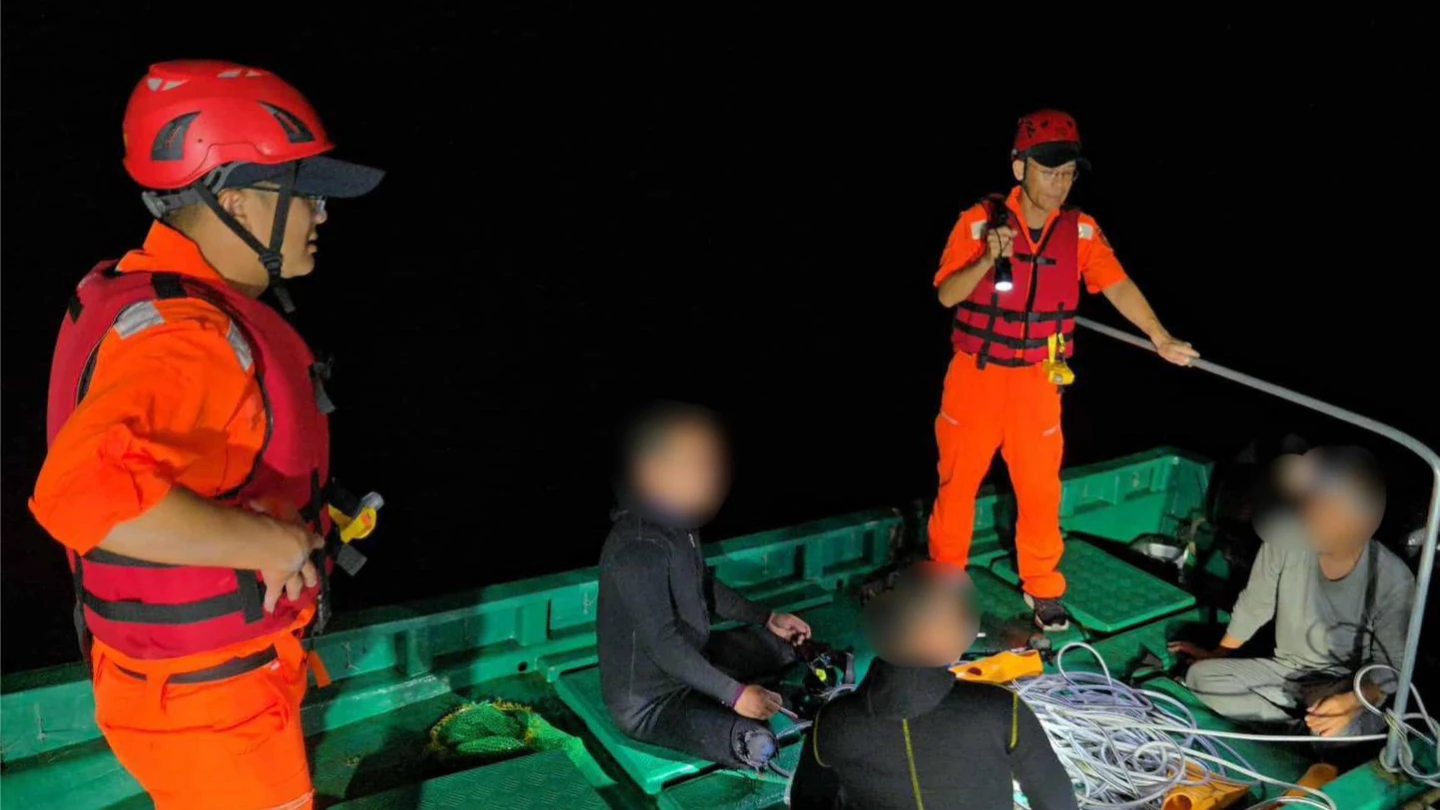 海巡署昨(14)日晚間在東沙島東北方8.3浬查扣「粵」船小舟1艘。民眾提供