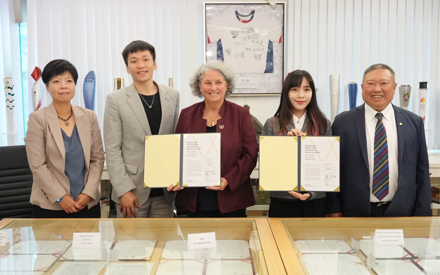運動部長李洋見證立法院女子運動外交促進會會長黃捷簽署「布萊頓宣言」。李柏毅攝