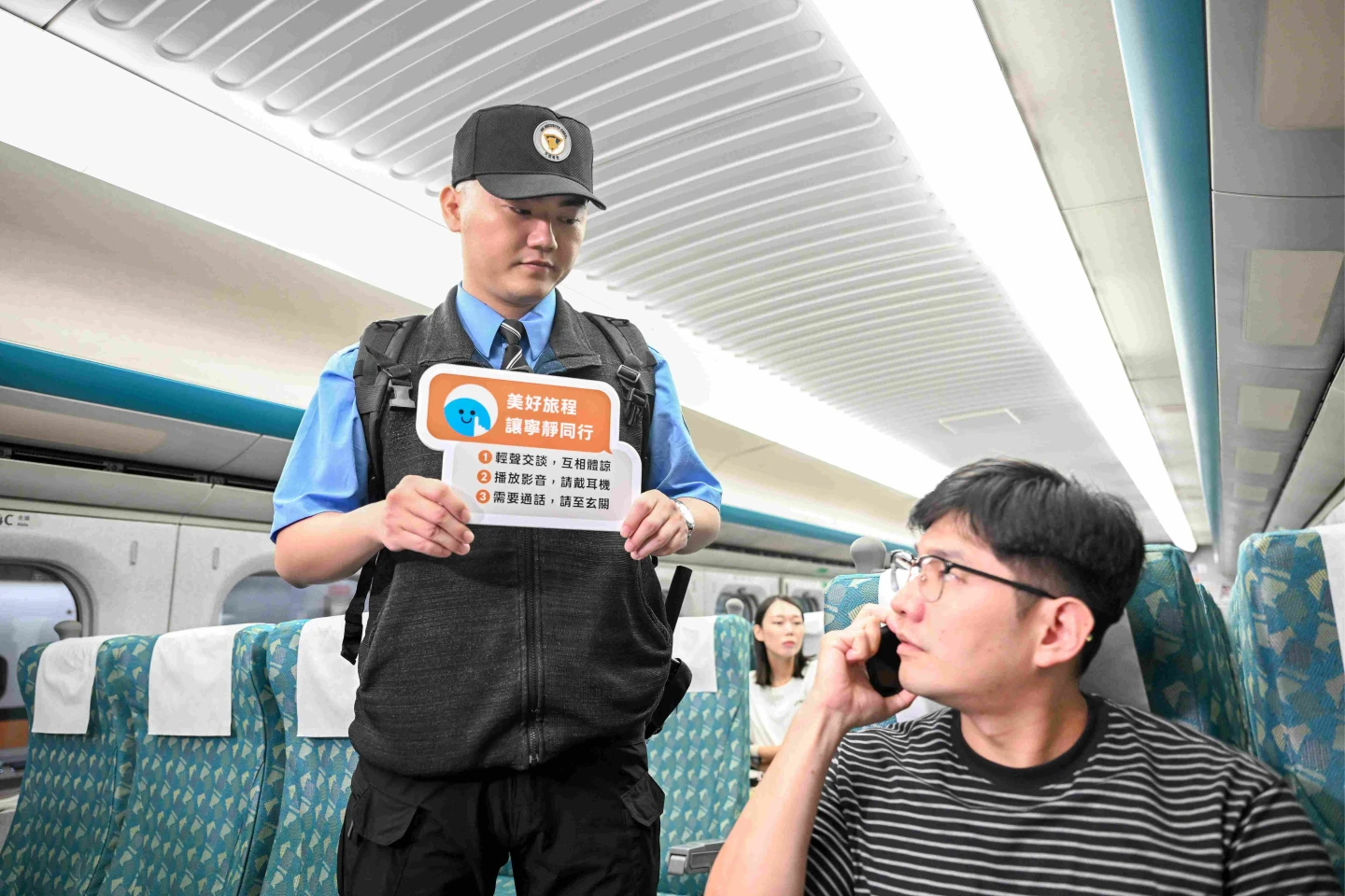 列車服務人員巡視車廂時,針對講話音量過大旅客將進行勸導。高鐵提供