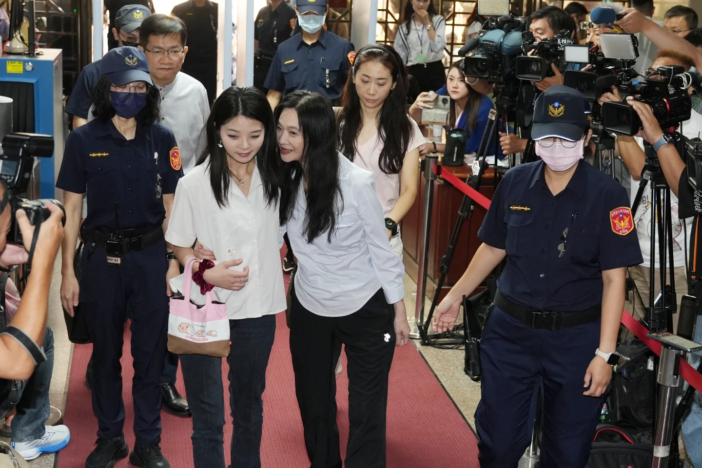 應曉薇沿路和女兒說悄悄話。葉志明攝