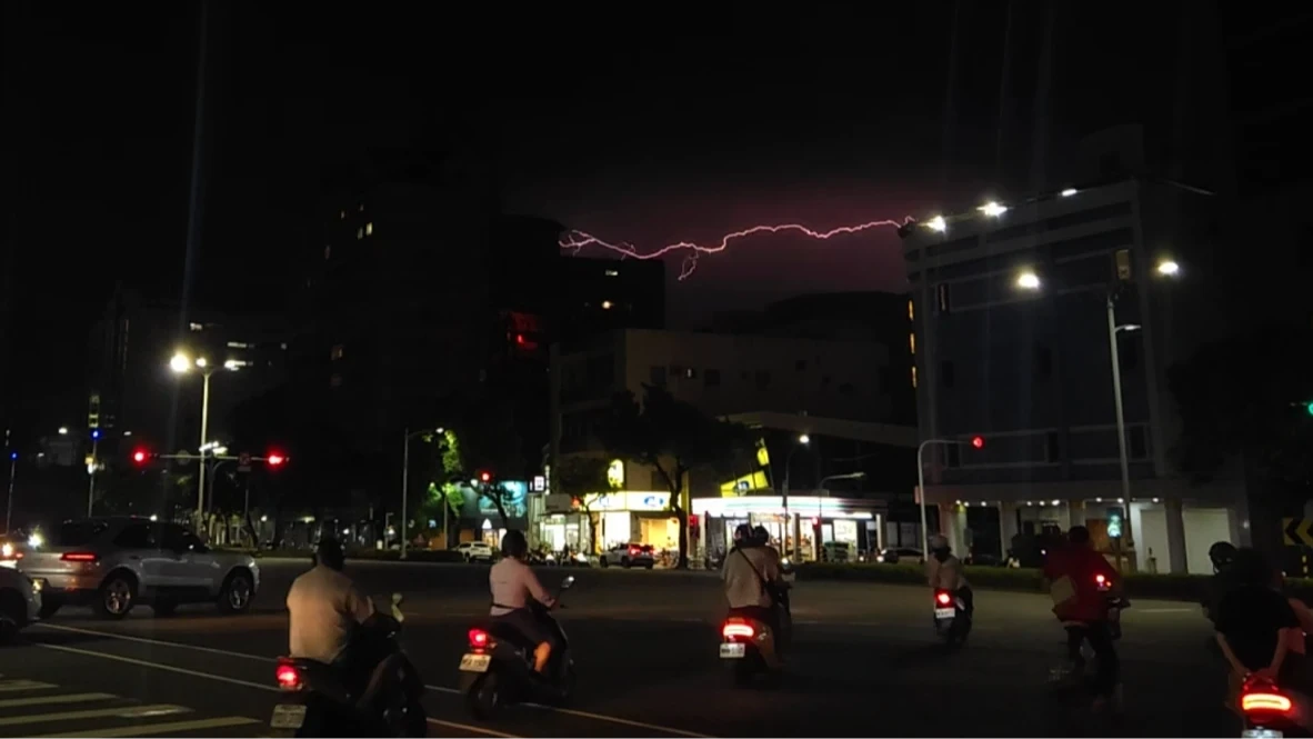 高雄市區天空,晚間6時許突然上演數分鐘閃電秀。王勇超攝