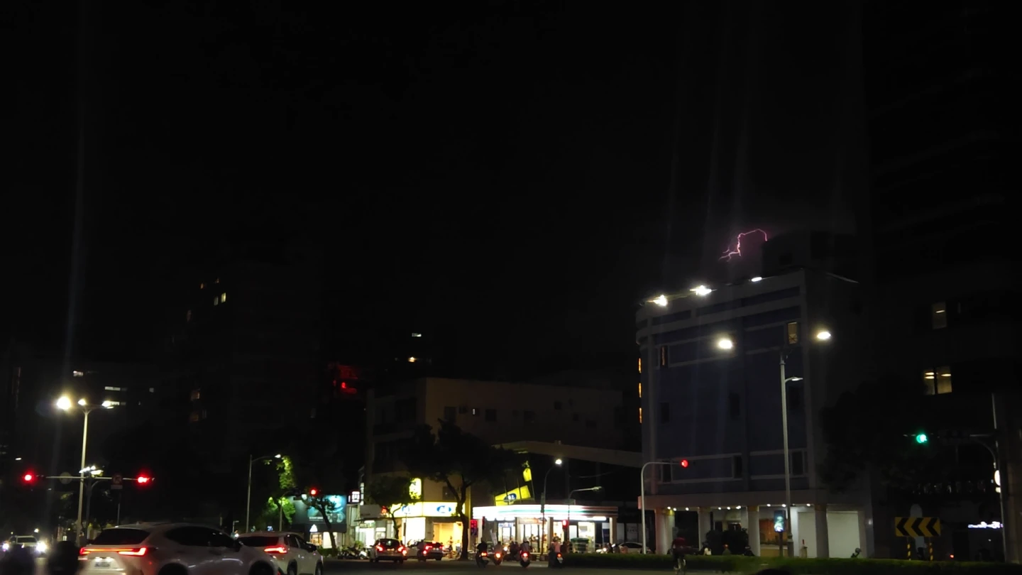 高雄市區的天空晚間6時許突然上演數分鐘閃電秀。王勇超攝