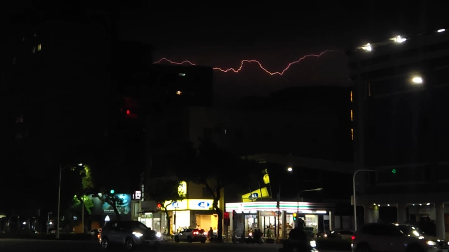 高雄市區天空15日晚間6時許,連續出現閃電,但當地民眾卻沒聽到雷聲。王勇超攝