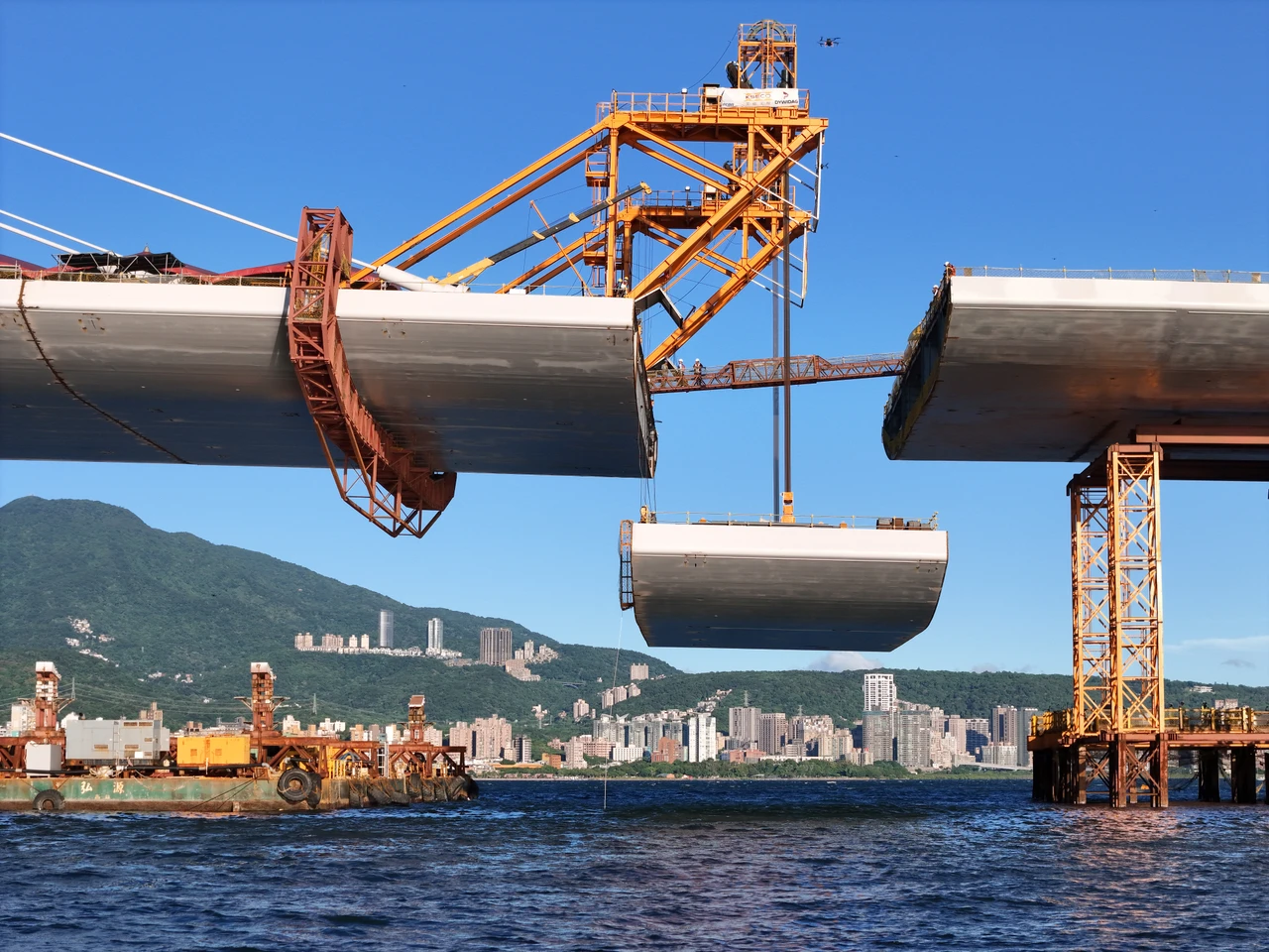 淡江大橋閉合節塊昨吊起,今天合龍,完成最後一塊拼圖。葉志明攝