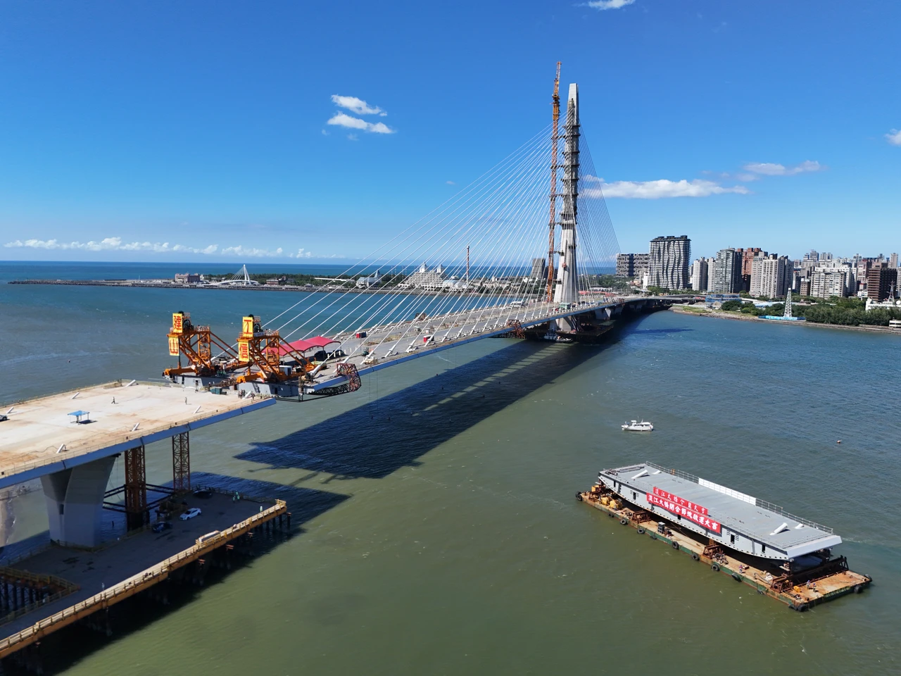 淡江大橋今舉行合龍儀式,完成最後一塊拼圖。葉志明攝