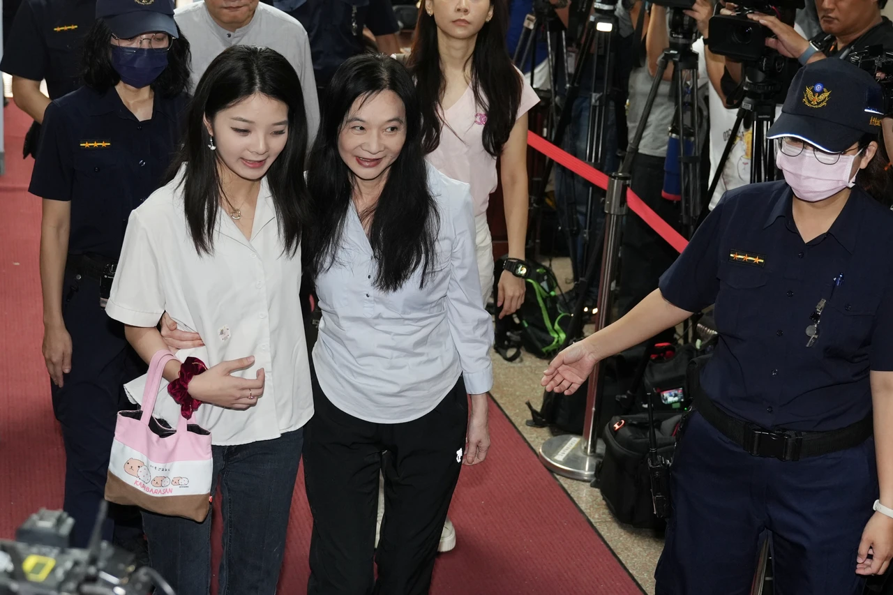 應曉薇和大女兒應佳妤信入法院。葉志明攝