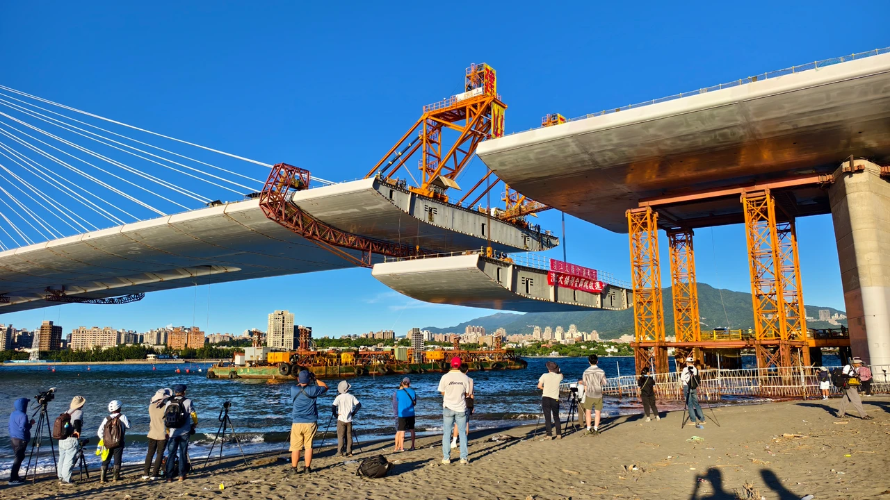 淡江大橋閉合節塊昨吊起,今將合龍,完成最後一塊拼圖。葉志明攝
