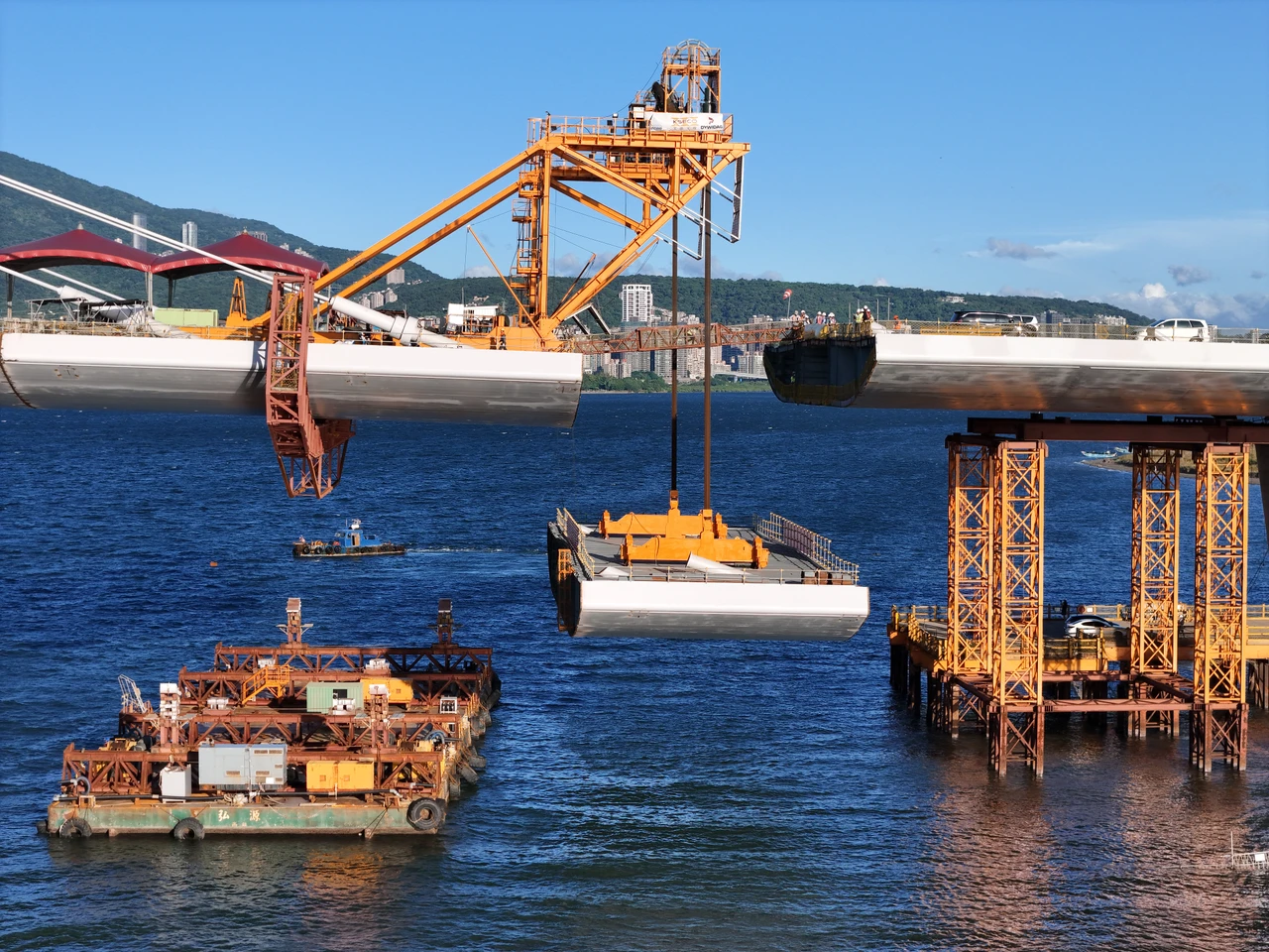 淡江大橋最後一塊拼圖昨吊起,今合龍。葉志明攝