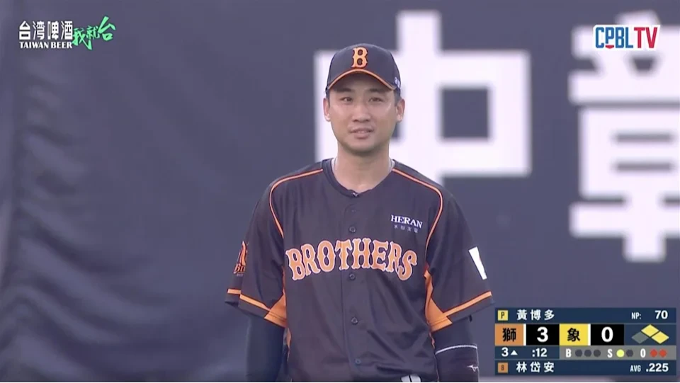林書逸因失誤後出現原地傻笑,遭網友截圖炎上。取自CPBL TV
