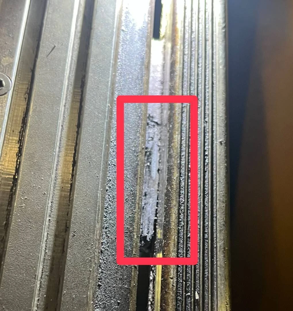 橡膠鞋底卡住列車車門,影響列車營運。北捷提供