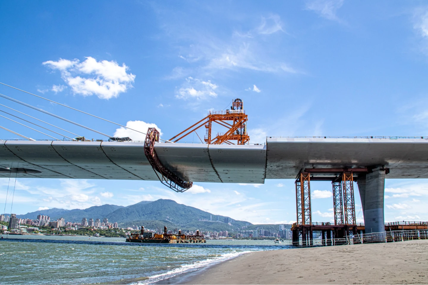 淡江大橋合龍｜以核電廠水準焊接耐用120年　交通部邀全民明年5/9走上「最紅直播」