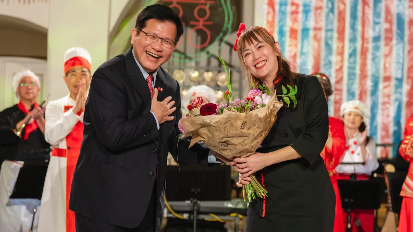 昔被戲稱「選舉浮上，選後沉下」！淡江大橋合龍了　林佳龍越洋分享喜悅