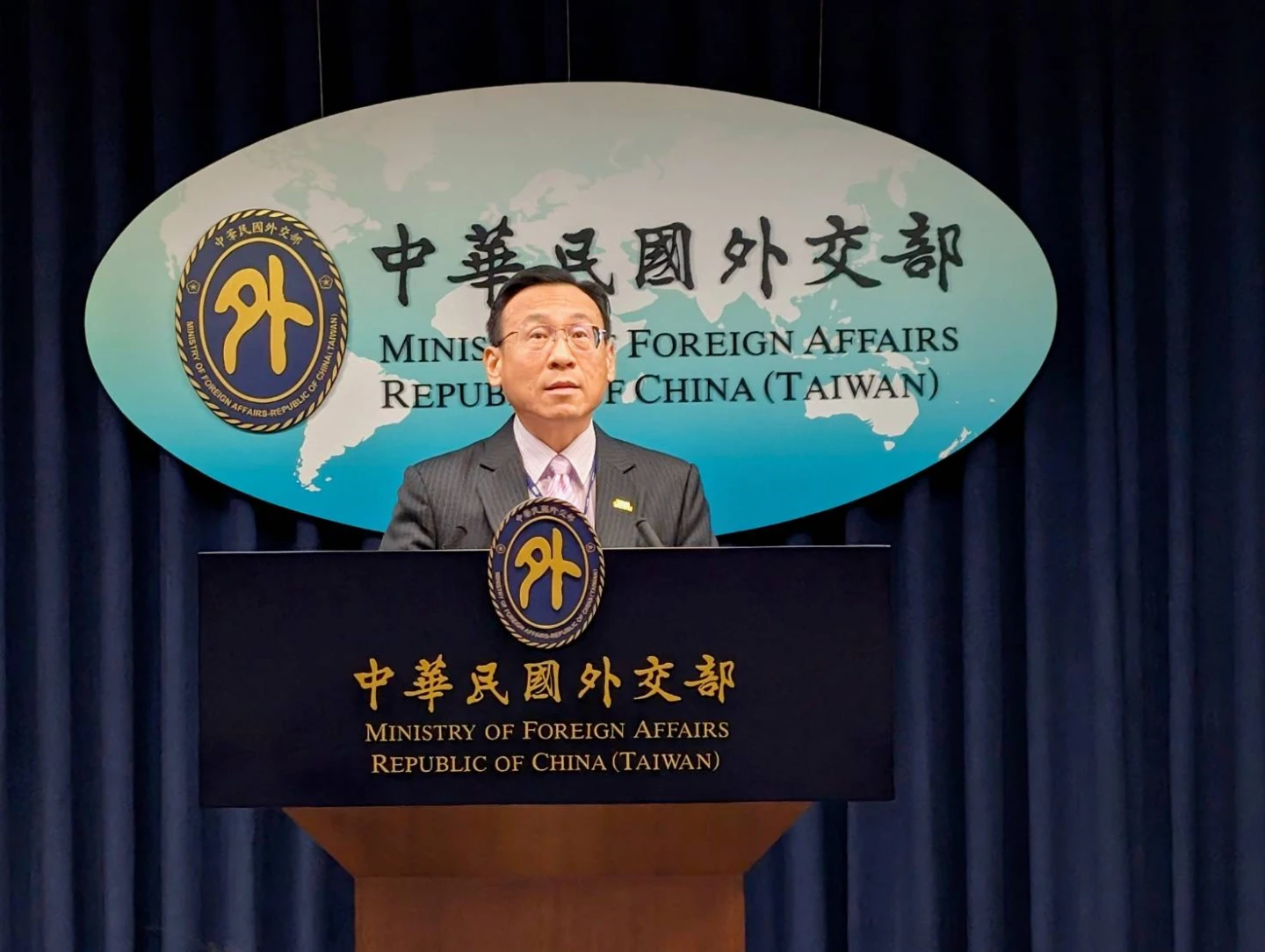 林昭宏於記者會簡報亞東太平洋司業務。施智齡攝