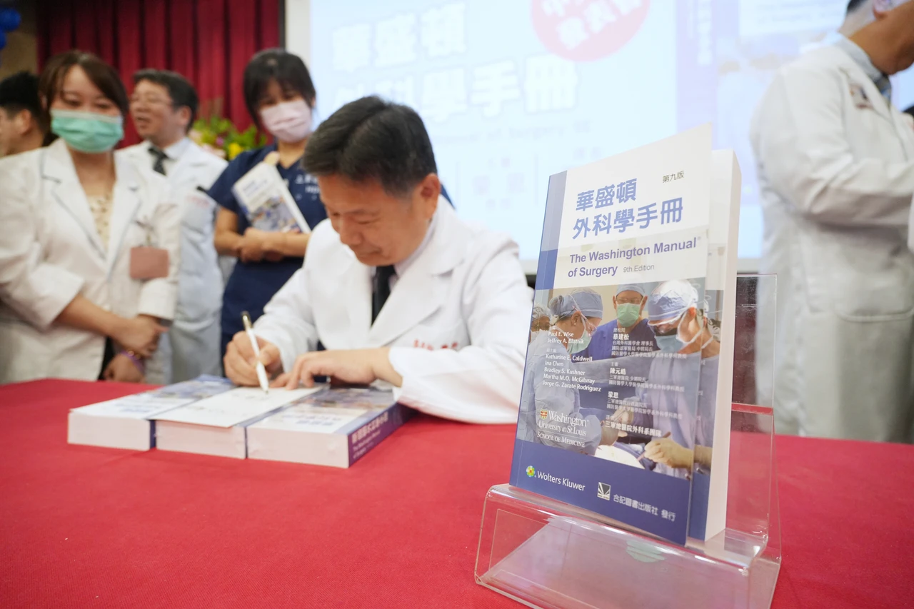 蔡建松期盼這本書,能成為外科醫師及醫學生們最可靠的夥伴。陳卓邦攝