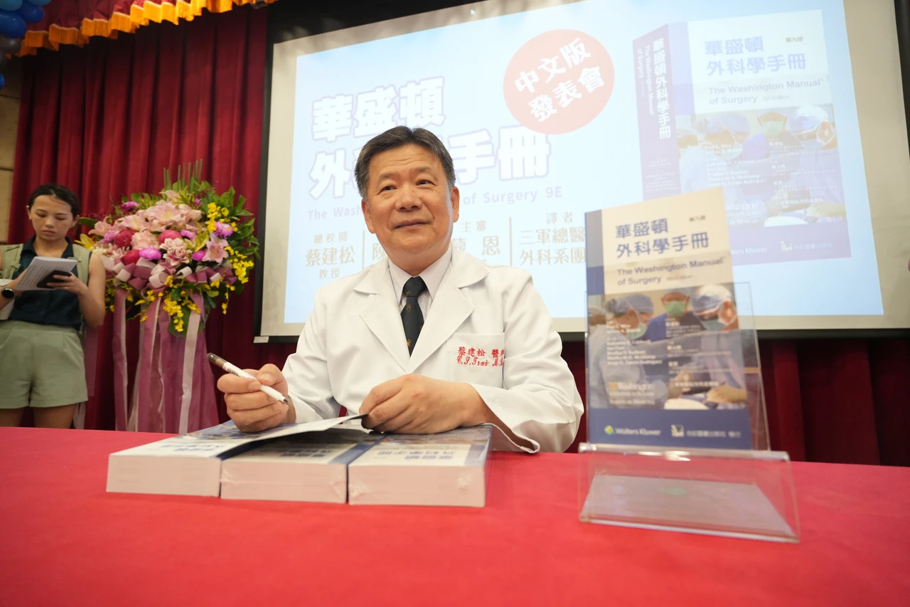 蔡建松期盼這本書的問世,能讓相關人員,以母語直接吸收最新且權威的外科知識。陳卓邦攝